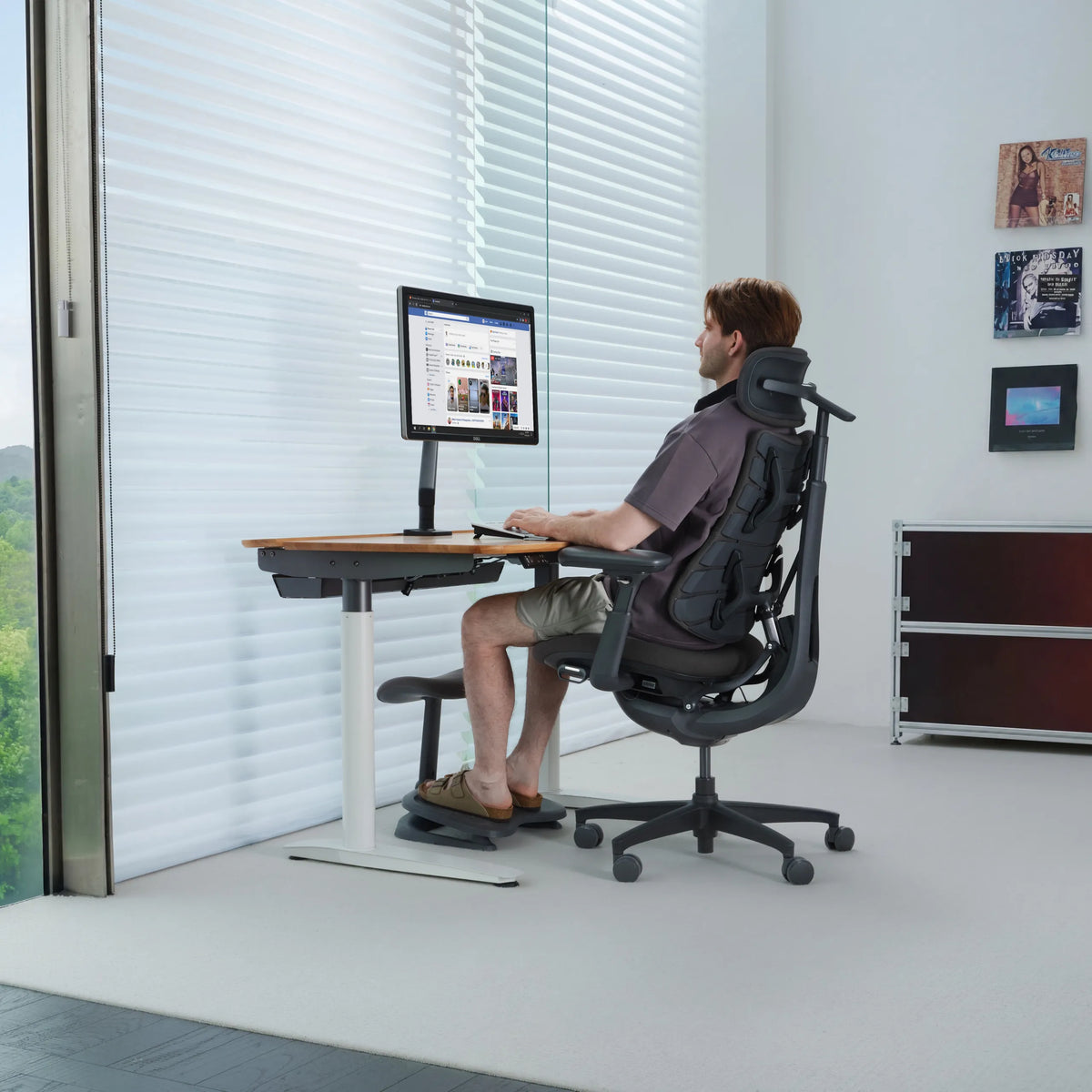 Siège de bureau haut de gamme LiberNovo Omni Gen en gris foncé avec appui-tête et accoudoirs de Libernovo