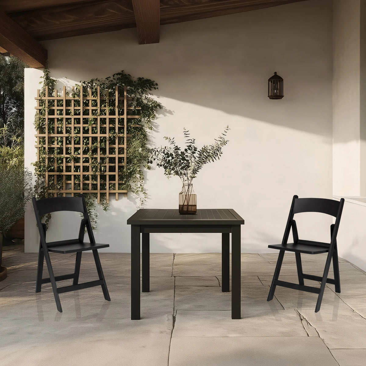 Deux chaises d'extérieur TRAVANO 1 noires avec table assortie sur une terrasse de hjh LIVING