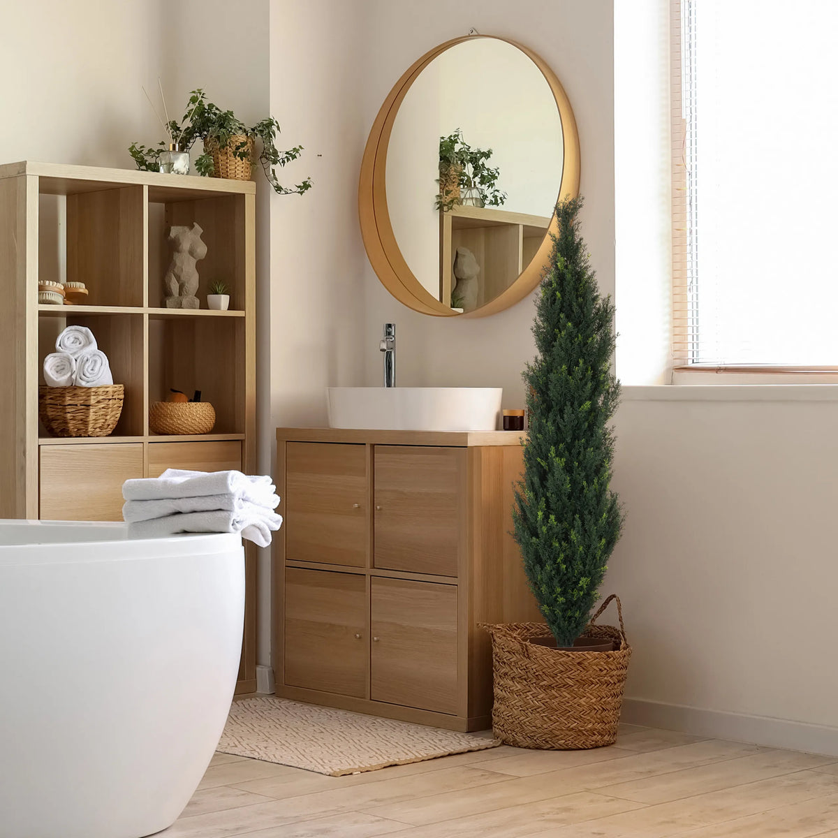 Plante artificielle verte CEDRUS dans un panier tressé à côté d'un meuble de salle de bain de hjh OFFICE