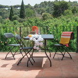 Trois chaises d'extérieur noires TUDELA XXL B avec une table carrée sur une terrasse de hjh OFFICE