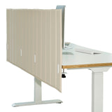 Cloison de table beige FLEXMIUT ROLL avec surpiqûres verticales sur un bureau de hjh OFFICE