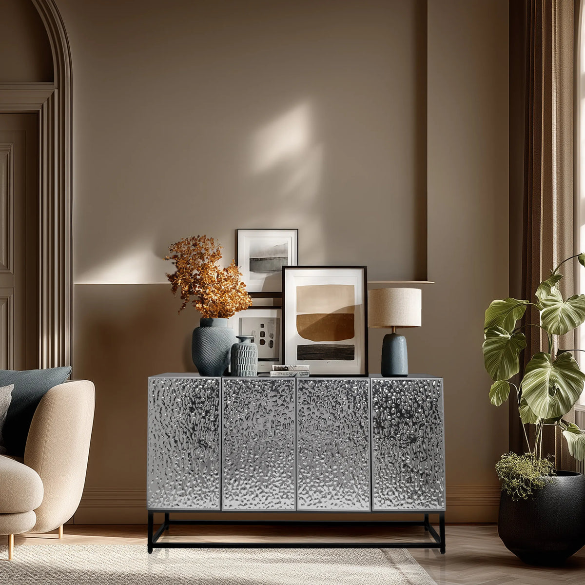 Commode argentée METALLIO avec façades structurées et piètement noir de hjh LIVING