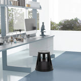 Tabouret marchepied noir TIO-M I devant une table de laboratoire dans une pièce lumineuse de hjh OFFICE