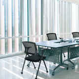 Chaise pliante PRIORITY II en noir avec dossier en maille à une table de conférence de hjh OFFICE