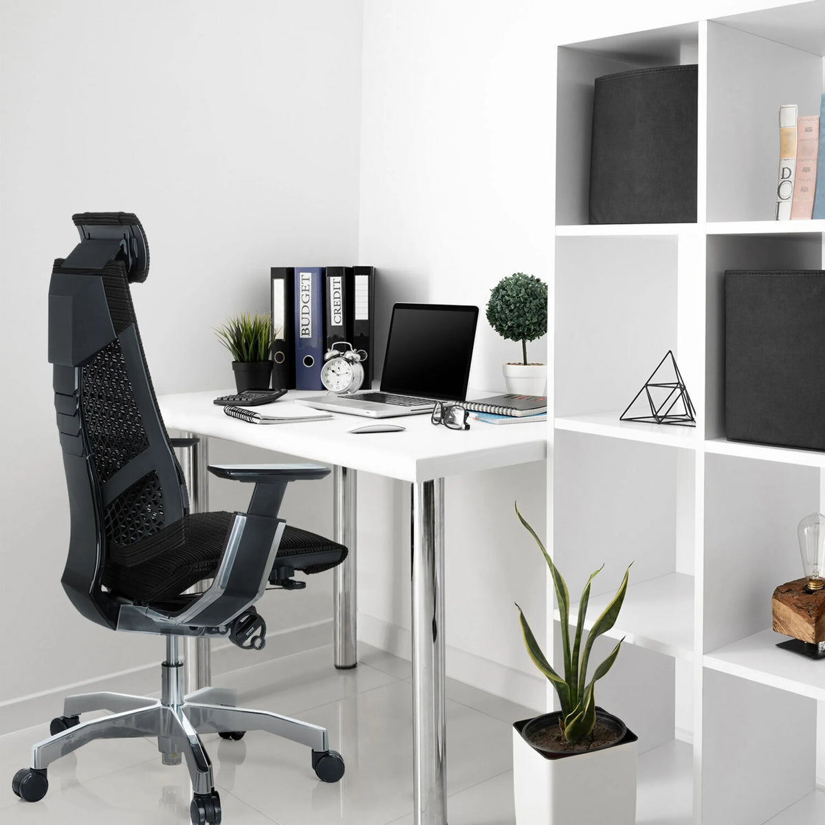 Siège de bureau haut de gamme GENIDIA PRO noir avec dossier en maille et appuie-tête de hjh OFFICE