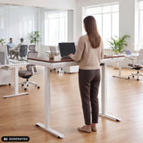 Bureau réglable en hauteur électriquement Worktime Plus en noyer et blanc de hjh OFFICE (image générée par IA)