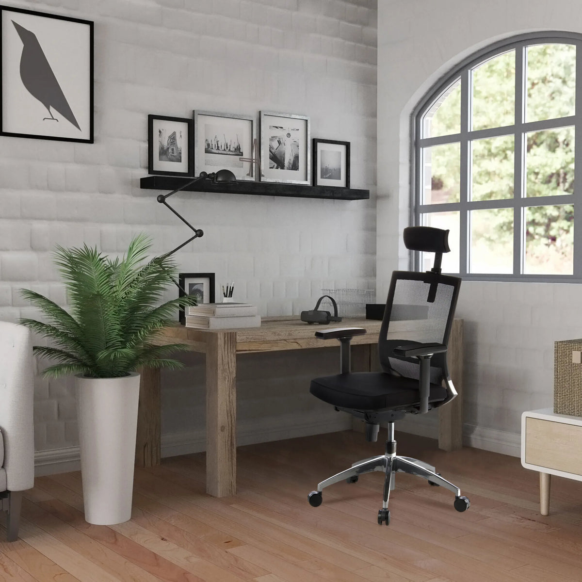 Siège de bureau de qualité professionnelle PORTO MAX noir avec dossier en maille et appui-tête à une table en bois de hjh OFFICE