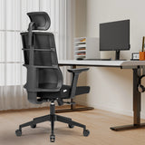 Siège de bureau de qualité professionnelle SPINIO PRO noir avec appui-tête et accoudoirs devant un bureau de hjh OFFICE