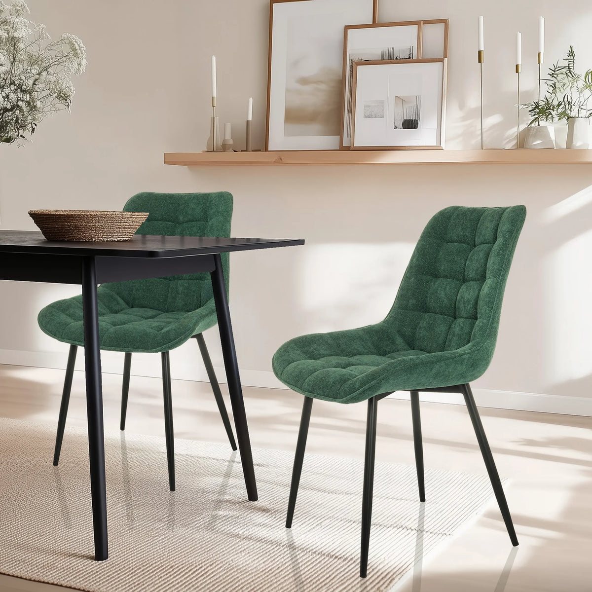 Chaise de salle à manger ELARIS en bleu canard avec rembourrage capitonné et pieds noirs de hjh LIVING