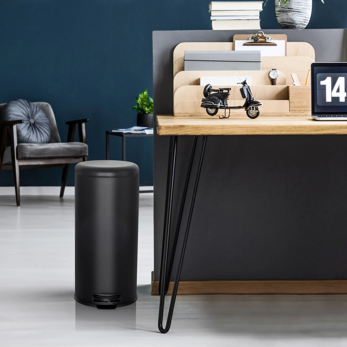 Poubelle noire CLEAN STEP d'une capacité de 30 litres de hjh OFFICE