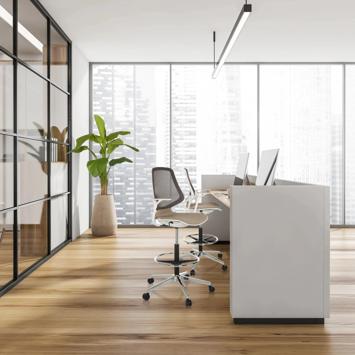Chaises de comptoir TOP WORK STYLE beiges avec dossier en maille et repose-pieds sur roulettes de hjh OFFICE