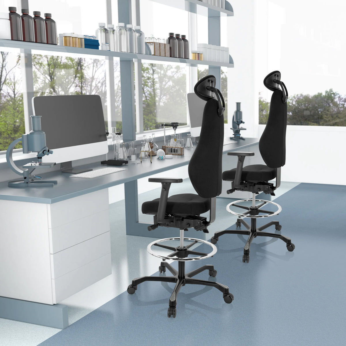 Deux chaises de comptoir RESISTIO WORK noires avec repose-pieds et appuie-tête dans un laboratoire de hjh OFFICE