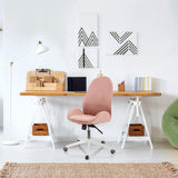 Siège de bureau à domicile AVEA en rose avec pied en étoile blanc et roulettes devant un bureau de hjh OFFICE