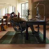 Chaise de bureau LiberNovo Maxis Manual graphite en situation d'utilisation à un bureau de Libernovo