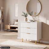 Commode blanche Hjelle K avec façades cannelées, poignées et pieds dorés de hjh LIVING (image générée par IA)