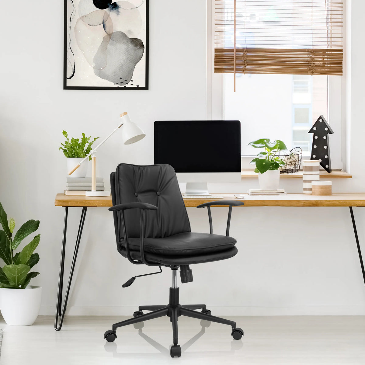 Siège de bureau à domicile SMALLO noir avec accoudoirs et roulettes à un bureau de hjh OFFICE