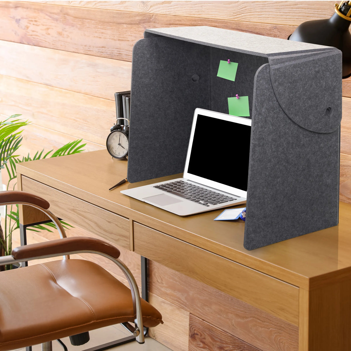 Cloison de table FLEXMIUT FOLD grise en feutre avec poche latérale intégrée sur un bureau de hjh OFFICE