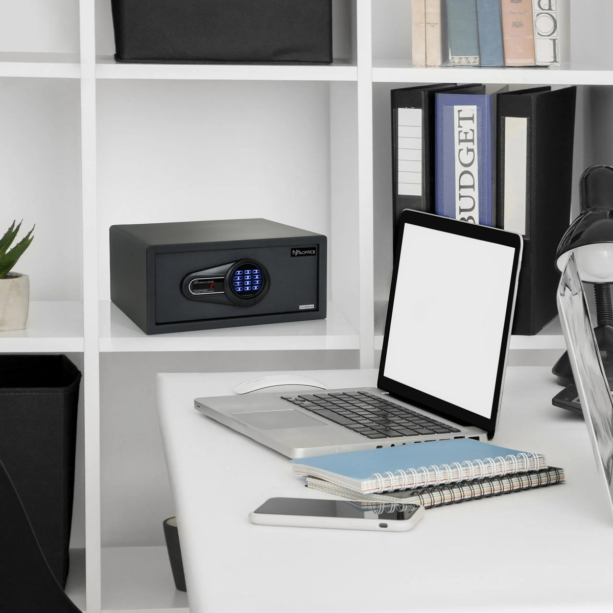 Coffre-fort noir SAFE COMPACT I avec clavier numérique dans une étagère blanche de hjh OFFICE