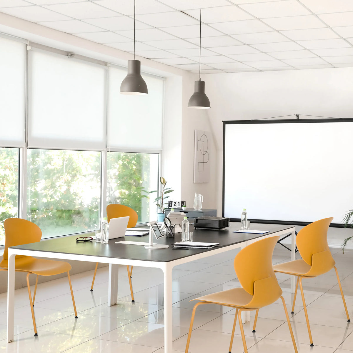 Chaise à quatre pieds T36 VI jaune avec des pieds fins dans une salle de conférence lumineuse de hjh OFFICE