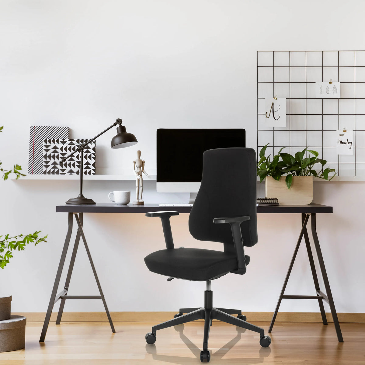 Siège de bureau de qualité professionnelle MATHES noir avec accoudoirs et roulettes à un bureau de hjh OFFICE