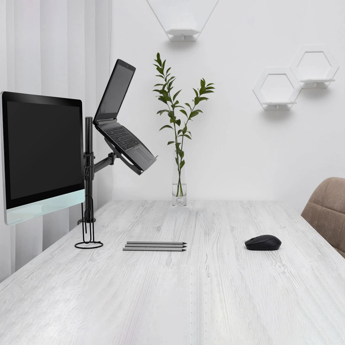 Fixation pour écran noire VM-MH2 avec un écran et un ordinateur portable sur un bureau blanc de hjh OFFICE