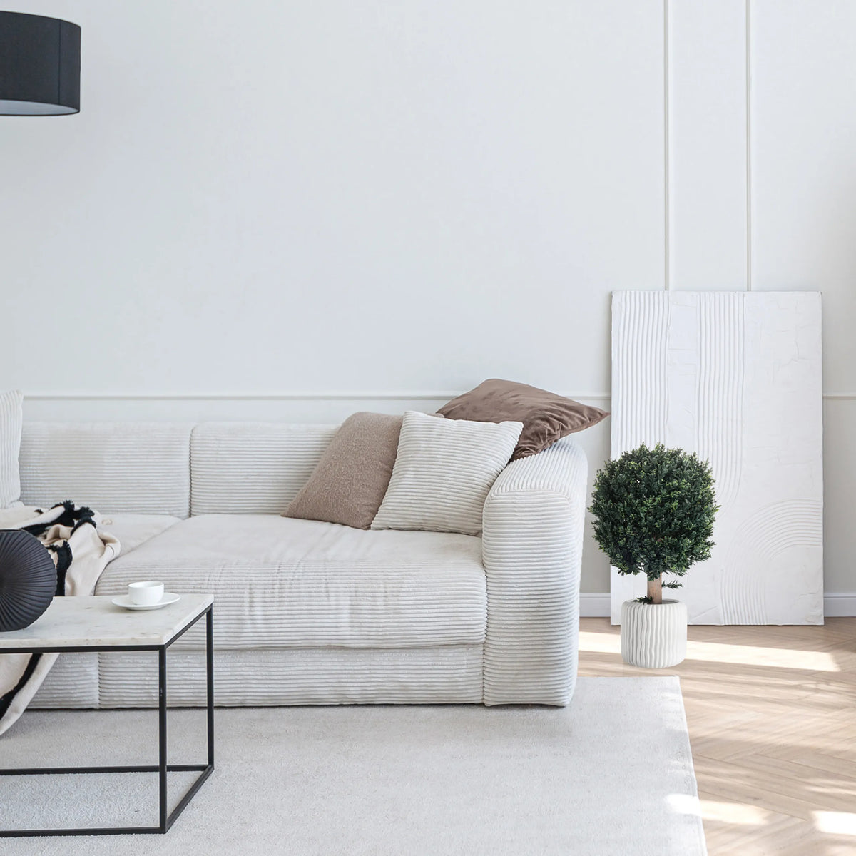 Plante artificielle verte BUXUS dans un cache-pot blanc à côté d'un canapé de hjh OFFICE