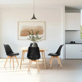 Quatre chaises à coque SCANDI 4 noires avec pieds en bois à une table à manger de hjh OFFICE