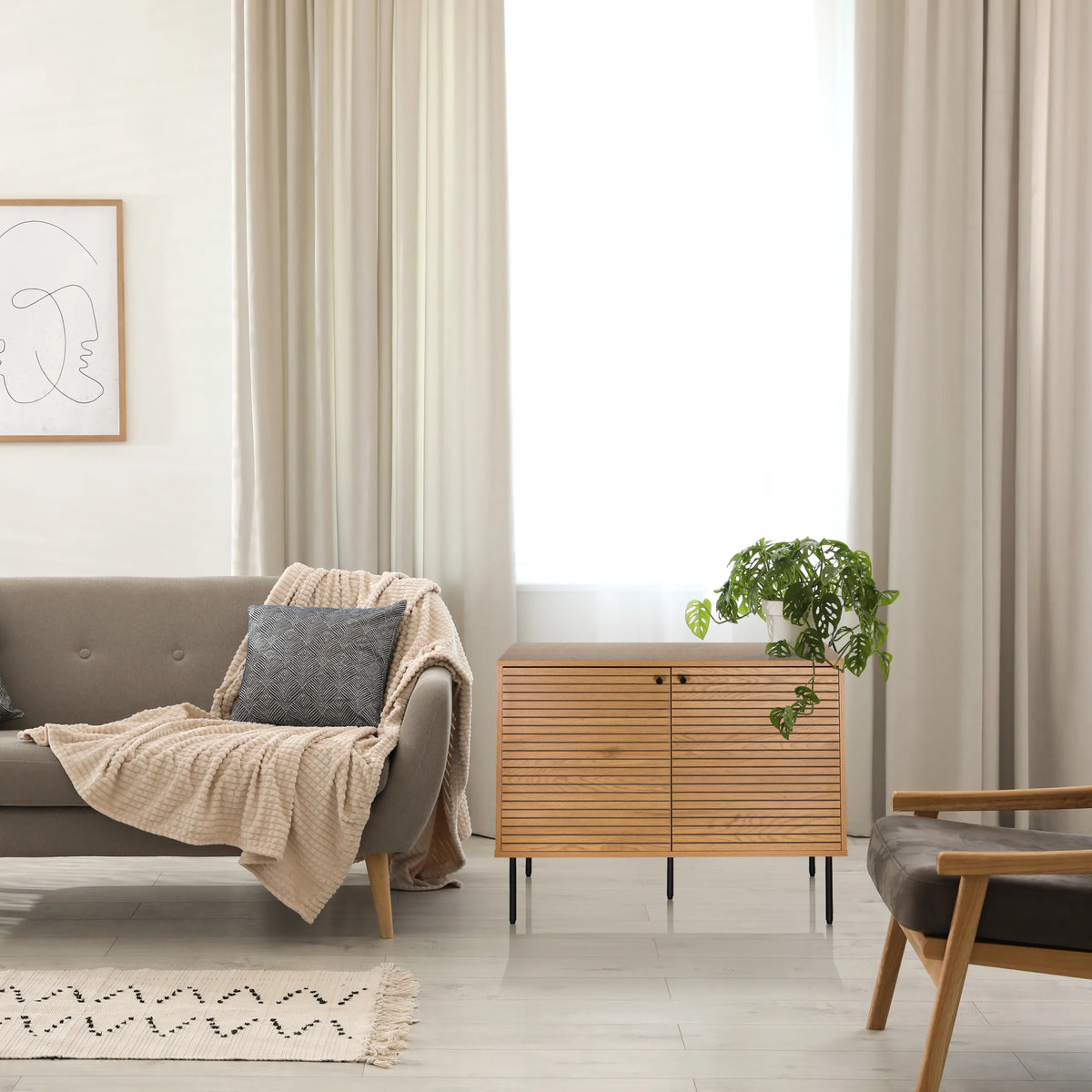 Buffet LINNO S en chêne avec façades rainurées et pieds en métal noir de hjh LIVING
