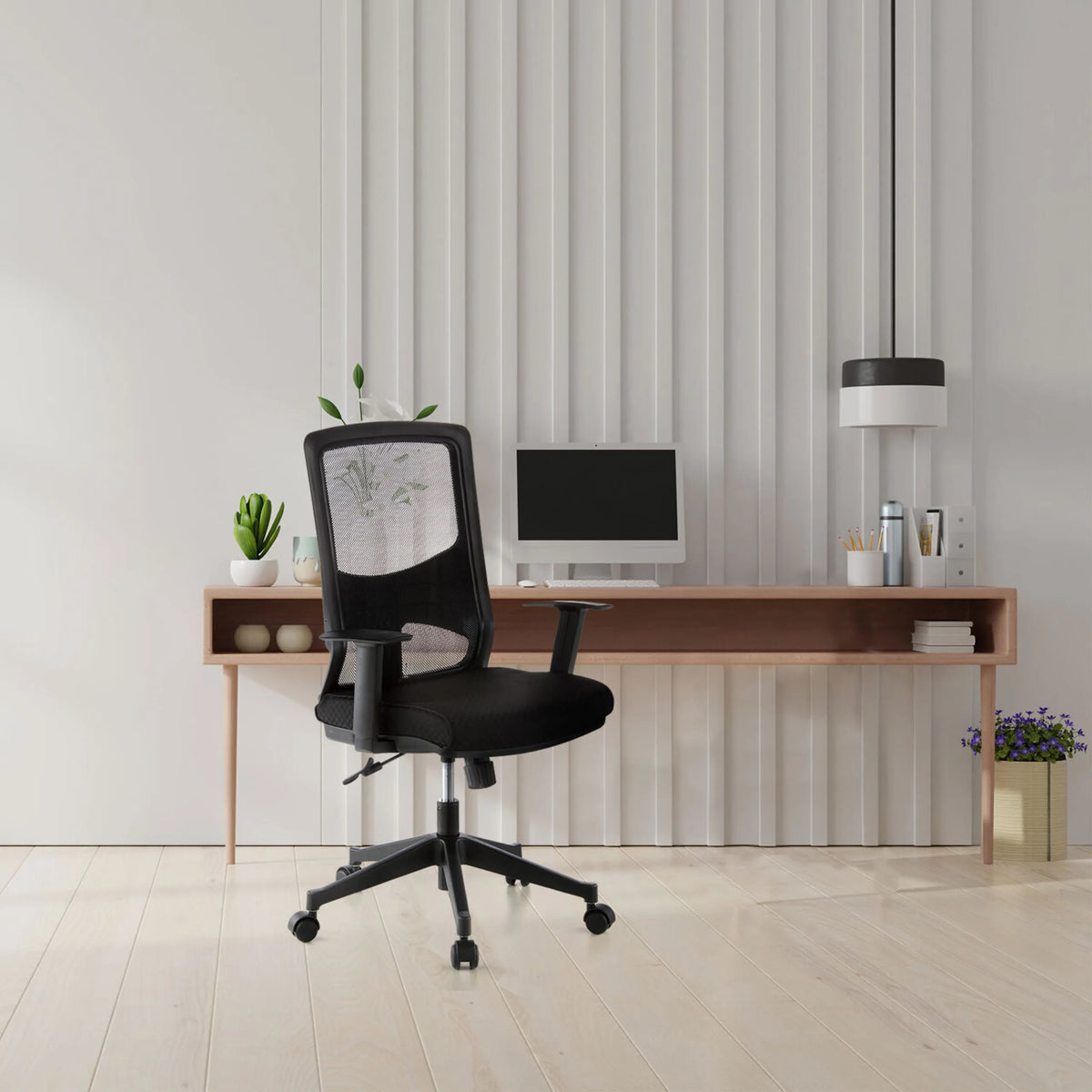 Siège de bureau de qualité professionnelle LAVITA noir avec dossier en maille et accoudoirs devant un bureau de hjh OFFICE