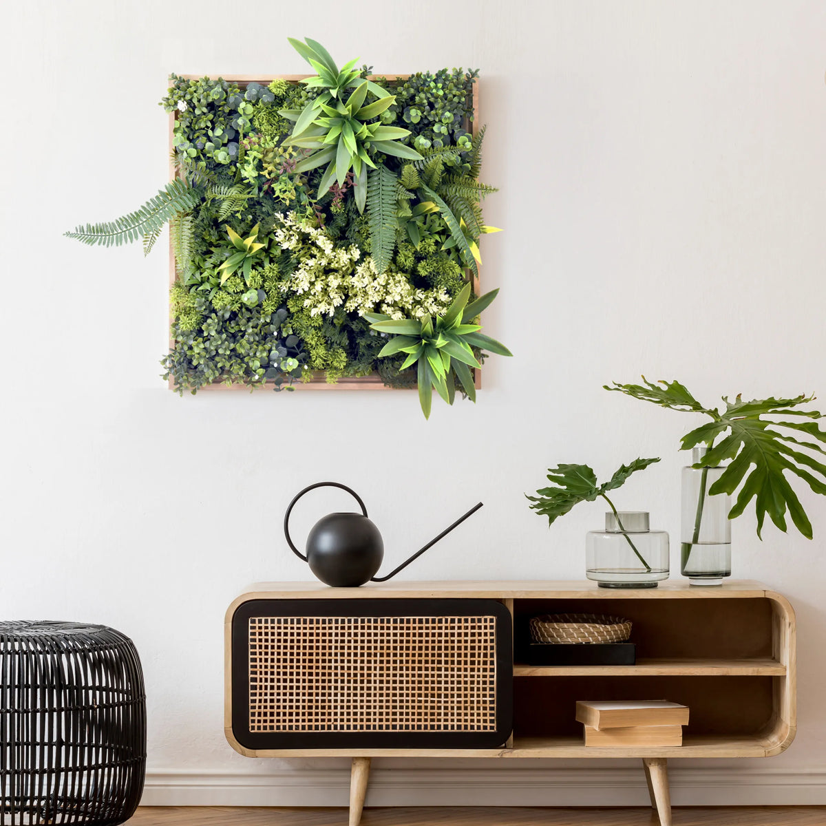 Tapis végétal vert LEAFLUXE WALL 1 avec diverses mousses et fougères dans un cadre en bois de hjh LIVING