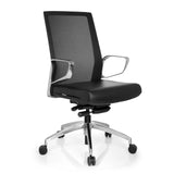 Siège de bureau de qualité professionnelle PROVIDER NET noir avec dossier en maille et base à cinq roulettes de hjh OFFICE – vue à 360° (vue de trois quarts avant 40°)