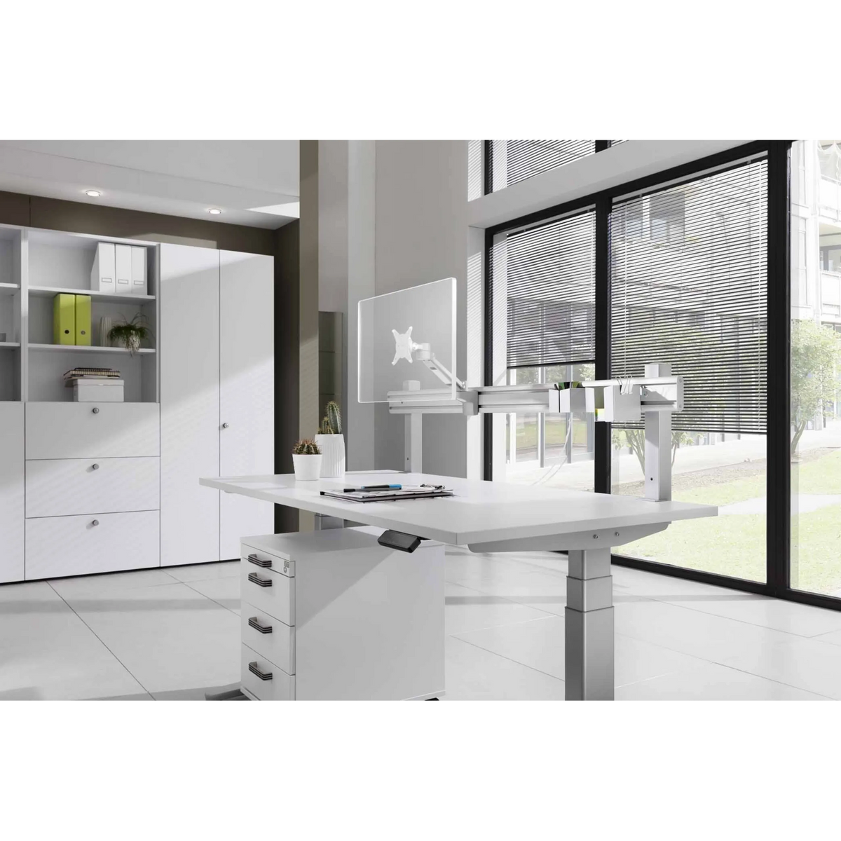 Rail organisateur argenté des accessoires ORG sur un bureau blanc de hjh OFFICE PRO