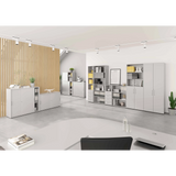 Armoire grise avec portes BETA 9 dans un bureau lumineux avec d'autres éléments d'étagères de hjh OFFICE PRO