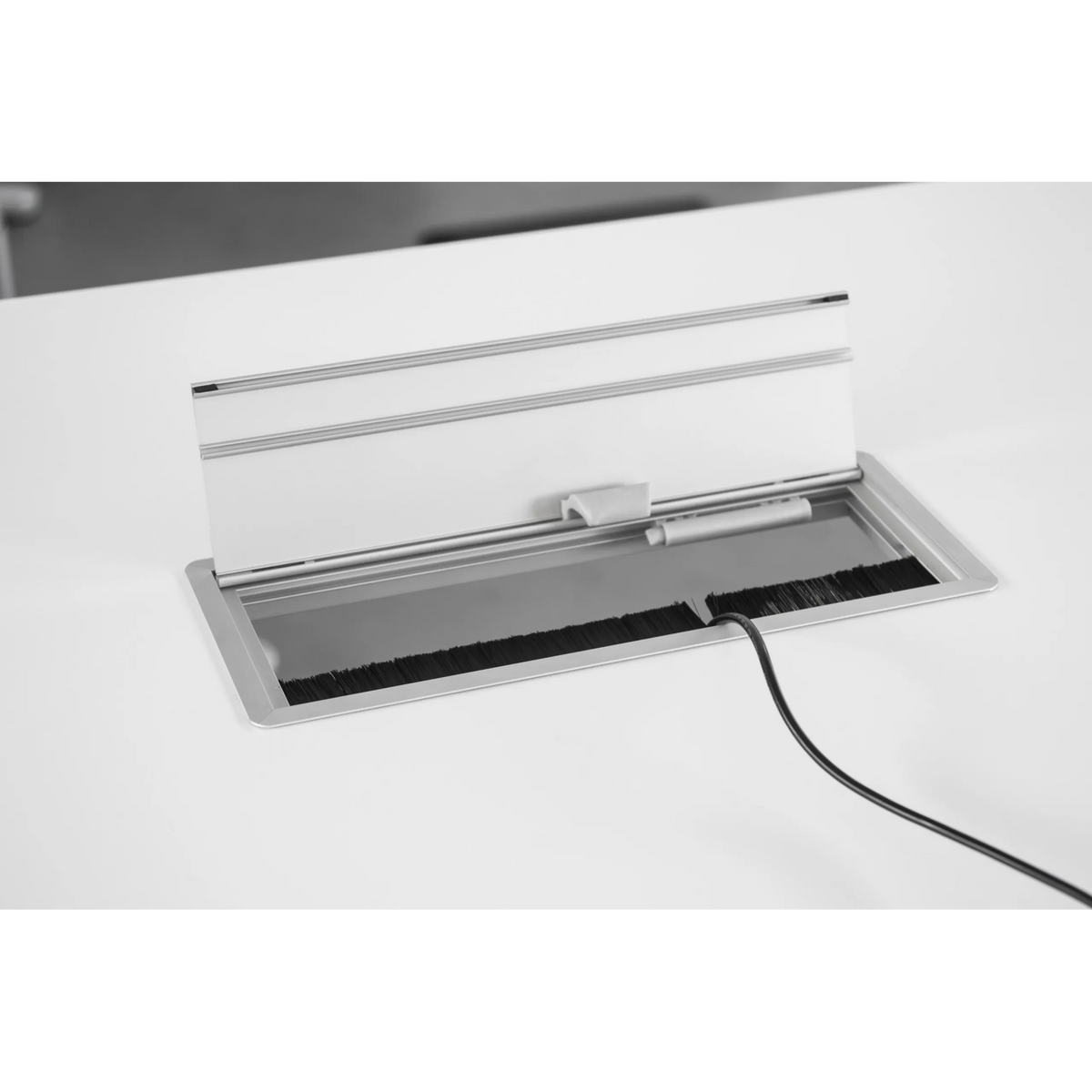 Trappe à câbles argentée des accessoires ELKL 30 avec joint brosse et couvercle ouvert de hjh OFFICE PRO