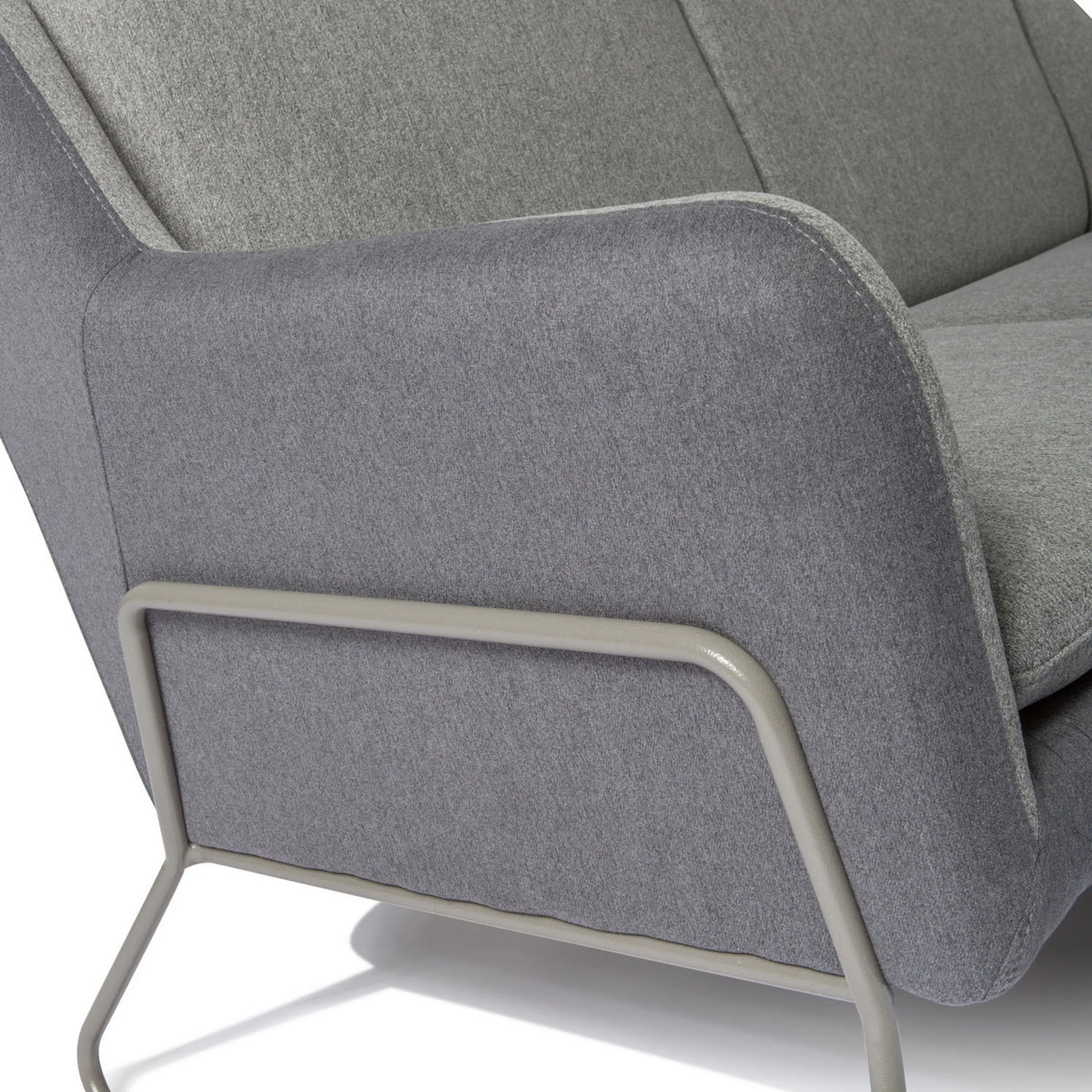 Accoudoir et revêtement en tissu gris du canapé lounge LAGUN avec structure métallique grise de hjh OFFICE