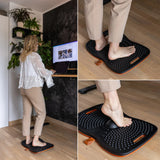 Planche d'équilibre ACTIV noire avec structure à picots et bord orange utilisée à un bureau debout de hjh OFFICE