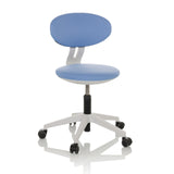 Chaise pivotante pour des enfants MINIMOVO bleue avec pied blanc et cinq roulettes de hjh OFFICE – vue à 360° (vue de face 15°)