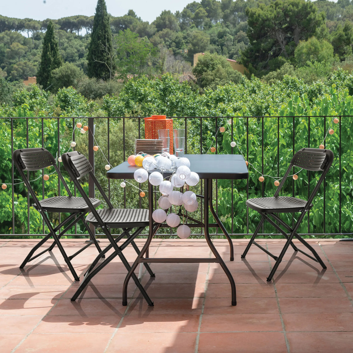 Trois chaises d'extérieur noires TUDELA XXL PRO avec une table assortie sur une terrasse de hjh OFFICE
