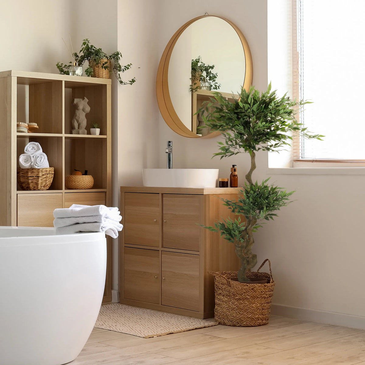 Plante artificielle verte ACACIA dans un panier tressé dans la salle de bain de hjh OFFICE