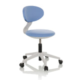 Chaise pivotante pour des enfants MINIMOVO bleue avec pied blanc et cinq roulettes de hjh OFFICE – vue à 360° (vue de trois quarts avant 45°)