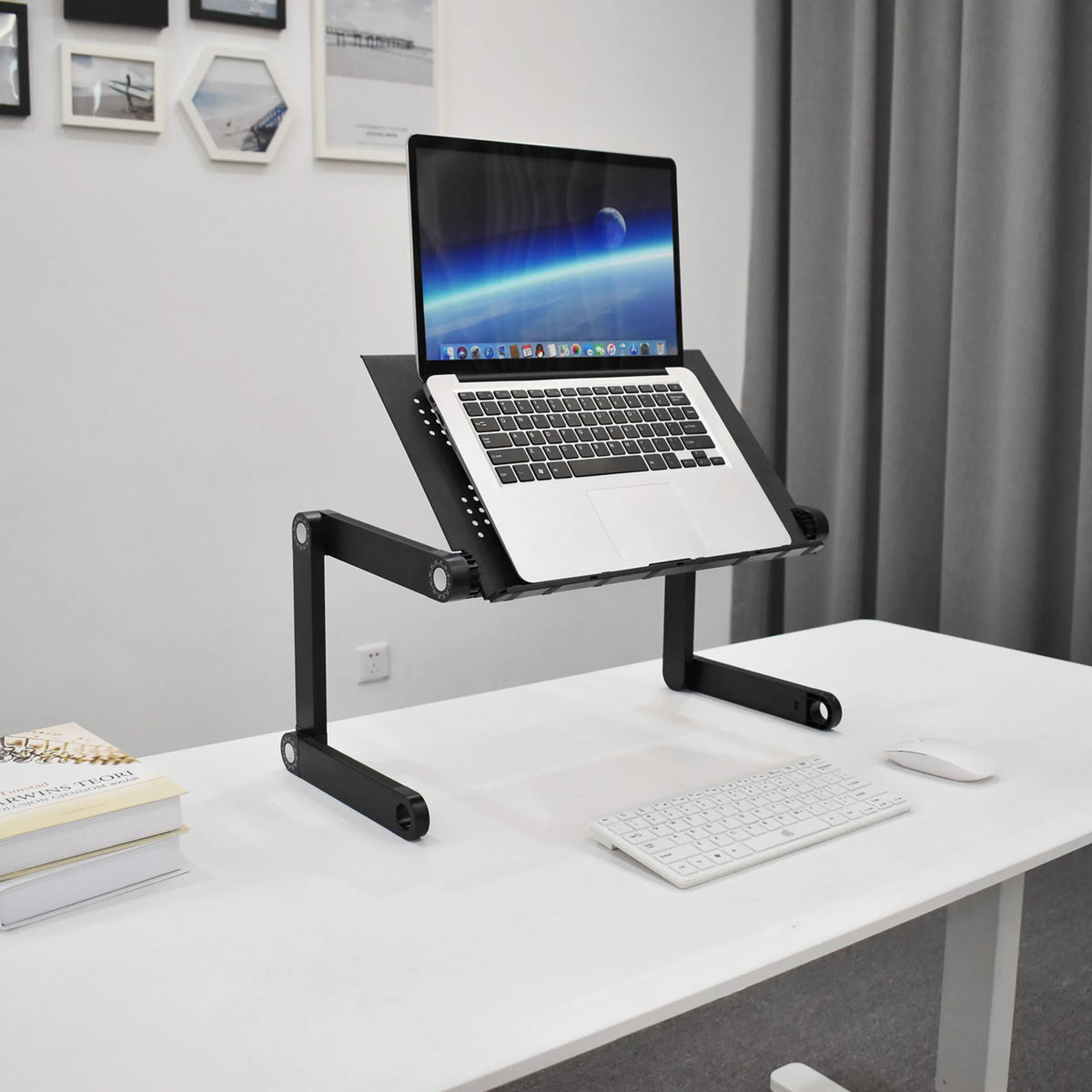 Rehausseur de bureau VM-SA II en noir avec un ordinateur portable sur un bureau blanc de hjh OFFICE