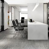 Deux chaises pliantes ESTO noires avec structure en métal chromé dans un bureau moderne de hjh OFFICE
