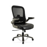 Siège pivotant XXL INSTRUCTOR T I noir avec dossier en maille, assise en similicuir et pied à cinq roulettes de hjh OFFICE – vue à 360° (vue de trois quarts avant 40°)