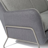 Armlehne und grauer Stoffbezug des Loungesofas LAGUN mit grauem Metallgestell von hjh OFFICE