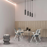 Chaises pliantes PRIORITY II W grises avec structures blanches à une table de réunion claire de hjh OFFICE