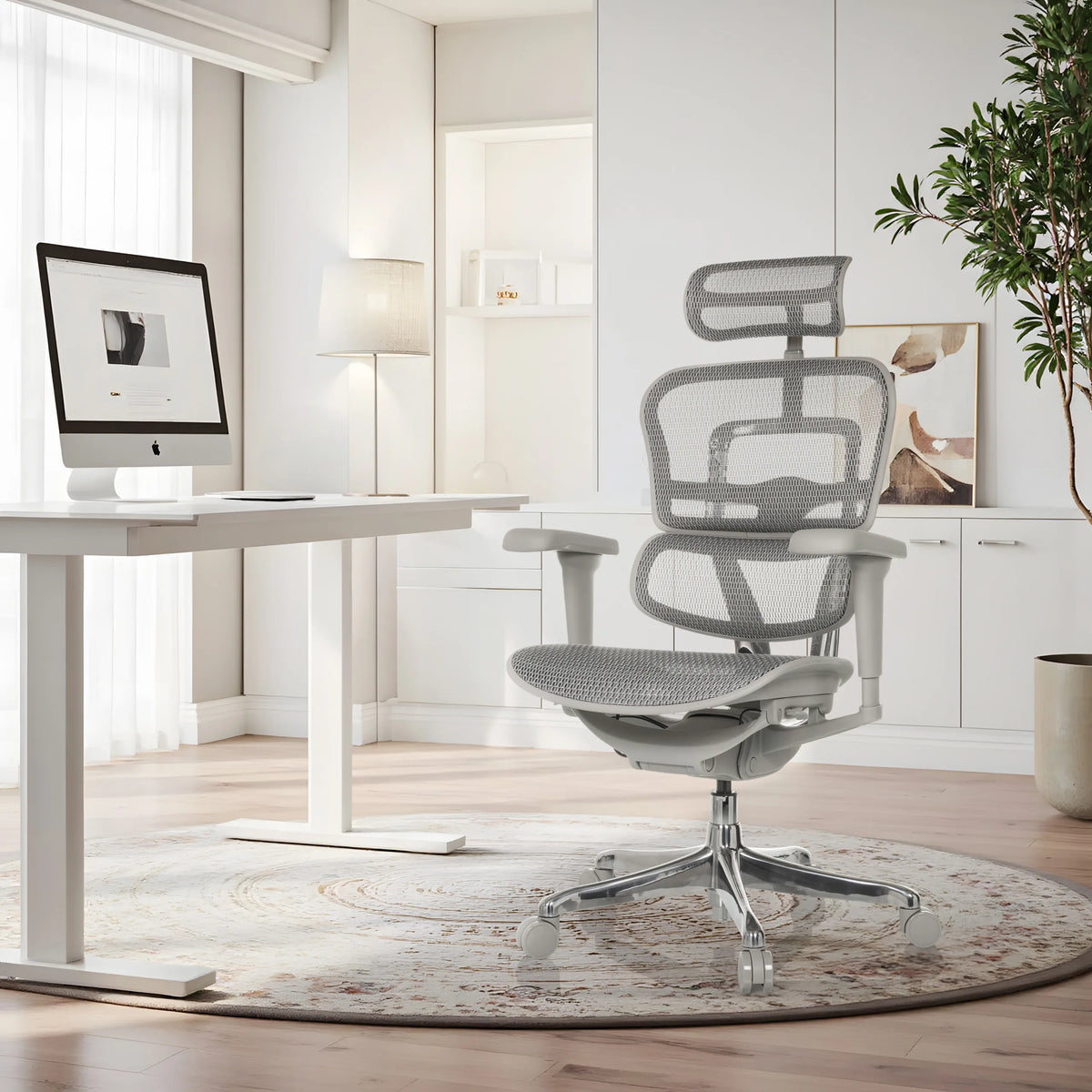 Siège de direction de luxe ERGOHUMAN ULTRA G GEN2 gris avec dossier en maille et appui-tête dans un bureau lumineux de hjh OFFICE