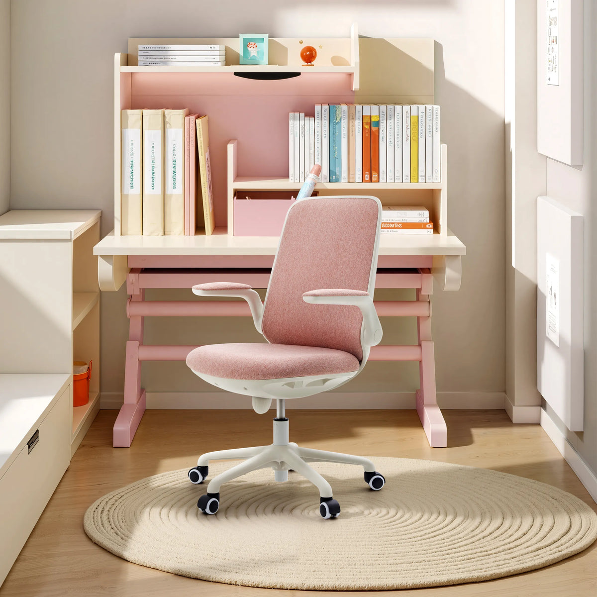 Chaise pivotante pour des enfants Swivelo rose avec accoudoirs et roulettes à un bureau de hjh OFFICE