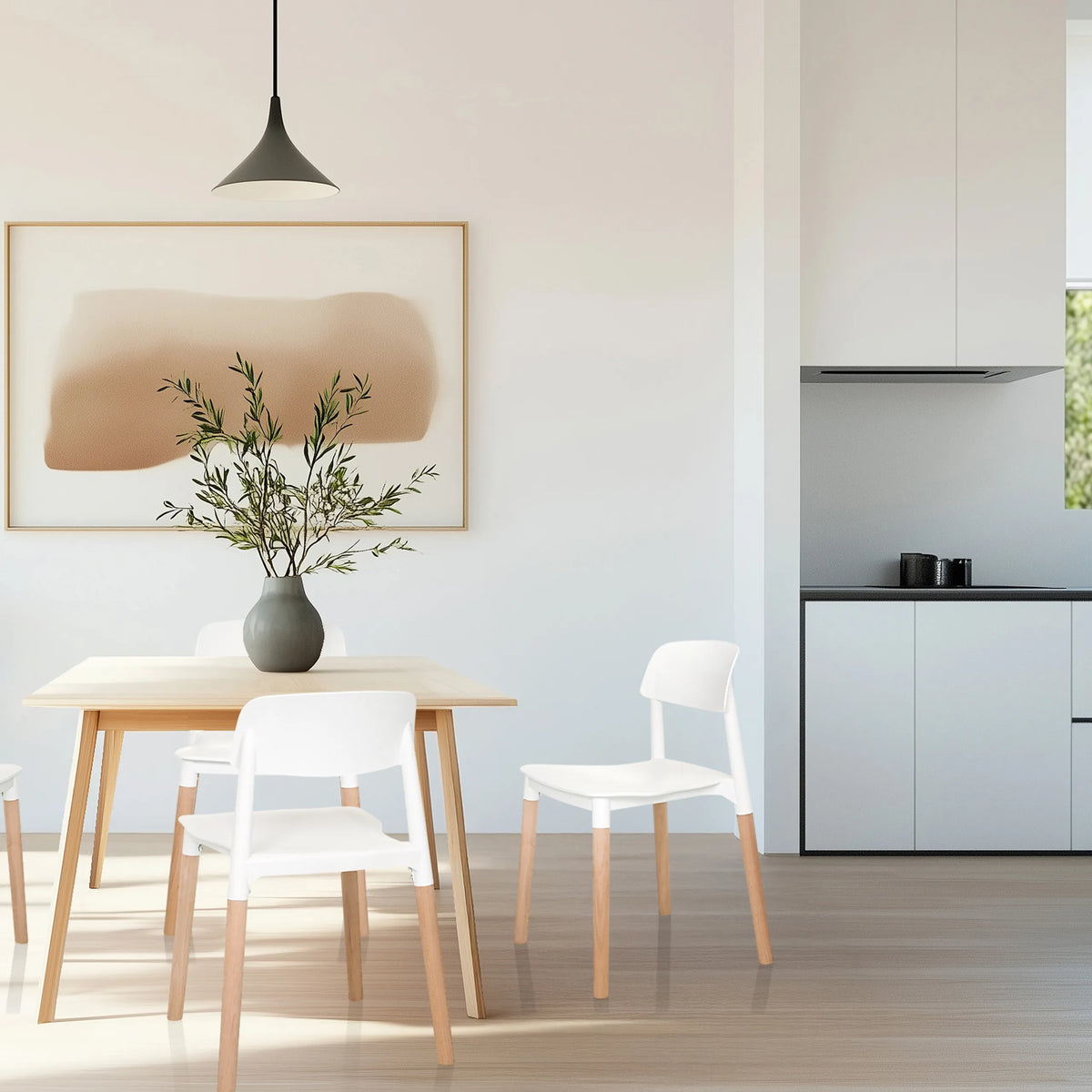 Chaise à quatre pieds SCANDI E en blanc avec des pieds en bois clair dans un coin repas de hjh LIVING