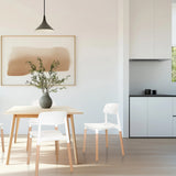 Chaise à quatre pieds SCANDI E en blanc avec des pieds en bois clair dans un coin repas de hjh LIVING