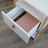 Tiroir blanc ouvert avec poignée en cuir marron de la Table d'appoint TAROLO III de hjh LIVING